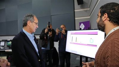 عمرو طلعت يتفقد مركز المراقبة والتحكم لشبكة 