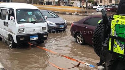 شاب يسحب السيارات المعطلة بسبب الأمطار بشوارع طنطا | صور