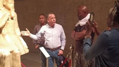 10 صور ترصد زيارة جيمي جان لويس لمتحف الأقصر والأهرامات