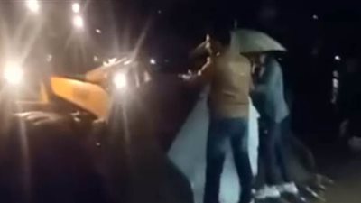 عروسان يتحديان عاصفة التنين.. شاهد ماذا فعلا | فيديو