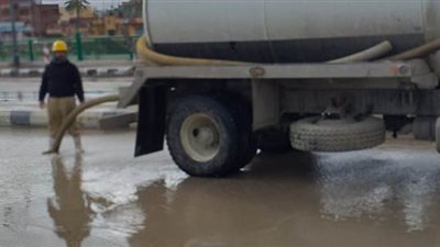 محافظ شمال سيناء يتابع عمليات تصريف مياه الأمطار من شوارع العريش 