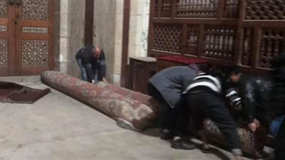 آثار جنوب القاهرة ترفع سجاد مسجدي السلطان حسن والرفاعي لمواجهة الأمطار| صور