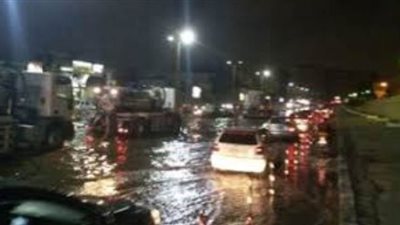 بسبب تجمع مياه الأمطار.. المرور يغلق دائري المعادي بطول 500 متر