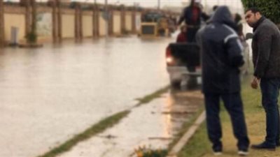 مباحث القاهرة الجديدة تنقذ ركاب أتوبيس تعطل بهم وسط مياه الأمطار | صور