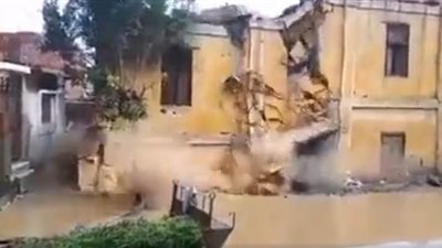 لحظة انهيار منزل بسبب الأمطار في المنوفية | فيديو 