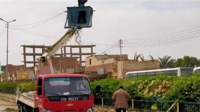 سقوط ثلاثة أعمدة إنارة بالواحات البحرية بسبب العواصف الترابية| صور