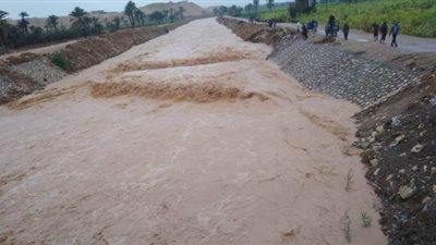 مياه السيول تتدفق بكميات كبيرة بمخر 