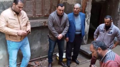 قيادات الدقهلية في موقع الانهيار الجزئي لعقار في المنصورة