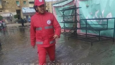 “القباج” توجه الهلال الأحمر بالإسماعيلية لإنقاذ الأسر المتضررة | صور