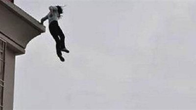 هددها بالقتل لرفضها الزواج منه.. فتاة تلقي بنفسها من أعلى منزل هربا من شاب في قنا