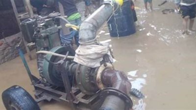 بماكينات الري.. أهالي المنوفية تشفط مياه الأمطار من الشوارع | صور