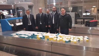 إحباط محاولة تهريب كمية من السجائر الإلكترونية بحوزة راكب في مطار القاهرة