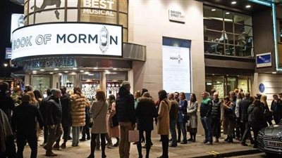 رغم التحذيرات.. بريطانيون يتحدون فيروس كورونا ويحتفلون في شوارع لندن | صور