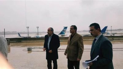 بسبب الطقس السيئ.. وزير الطيران يتابع حركة السفر من مركز العمليات