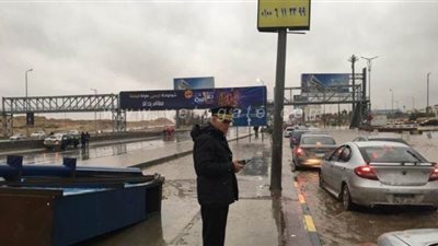 زحام مرورى أسفل كوبري بلبيس بسبب تجمع مياه الأمطار| صور