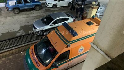 فريق طبي ينقل حالة كورونا من بلقاس لمستشفى العزل بالإسماعيلية تحت الأمطار | صور