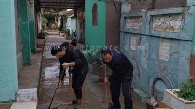 حملة شبابية تطوعية لنزح مياه الأمطار من المدافن في القناطر الخيرية | صور