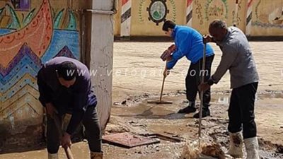 معلمون بالغربية ينزحون مياه الأمطار من المدارس | صور