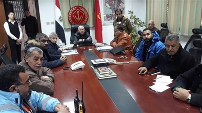 محافظ بورسعيد يترأس غرف العمليات لمتابعة تطورات الطقس السيئ | صور