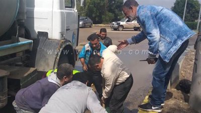 رئيس مدينة الخصوص يشارك في تسليك بالوعات الأمطار | صور