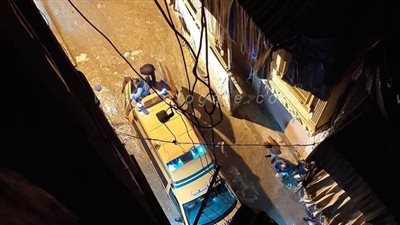 عبر النوافذ.. لحظة هروب سكان 3 منازل بالإسكندرية بعد انهيار أجزاء منها بسبب الأمطار | صور