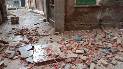 انهيار بلكونة على رأس مواطن في طنطا ونقله للمستشفى