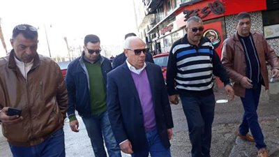محافظ بورسعيد يواصل جولاته لمتابعة أعمال كسح مياه الأمطار| صور