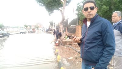 حي جنوب الجيزة يواصل رفع مياه الأمطار من الشوارع |صور