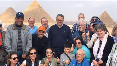 وزير السياحة والآثار يلتقط الصور التذكارية مع السياح الأجانب في الأهرامات