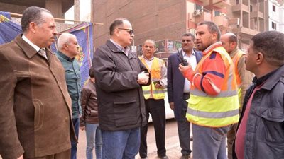 محافظ أسيوط يكافئ 4 عمال لإخلاصهم في العمل خلال موجة الطقس السيء | صور