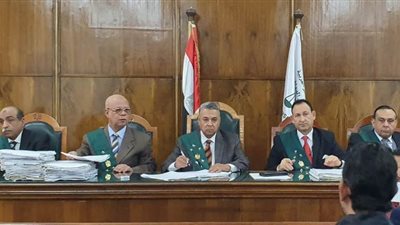 عزل أستاذ جامعي بسوهاج باع أسئلة الامتحان للطالبات وتغزل في بعضهن