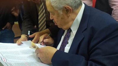 رجائي عطية يدلي بصوته في انتخابات المحامين بمحكمة عابدين