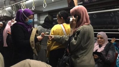 إقبال على شراء الكمامات بمحطات المترو | فيديو