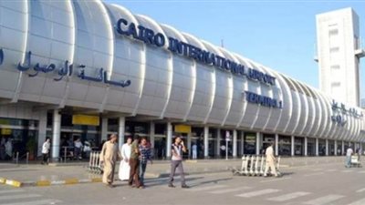 مطار القاهرة يعزل راكبة يمنية للاشتباه في إصابتها بكورونا