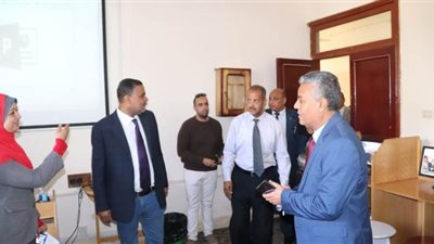 رئيس جامعة جنوب الوادي يشهد البرنامج التدريبي للتعليم عن بعد بكلية التربية