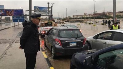 اليوم الرابع على التوالي.. رجال المرور يواصلون جهودهم بالشوارع تيسيرا على المواطنين | صور