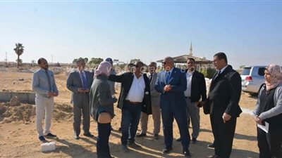 محافظ الوادي الجديد يتفقد أعمال تطوير حديقة مطار الخارجة