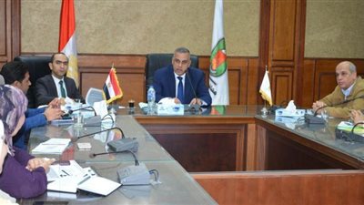 محافظ سوهاج يبحث إنهاء مشروعات برنامج تنمية الصعيد ومبادرة حياة كريمة