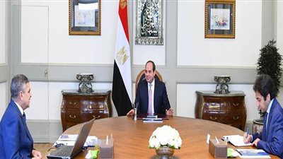 السيسي يبحث الأهداف الاستراتيجية لهيئة قناة السويس حتى عام 2023 وهيكلة شركاتها