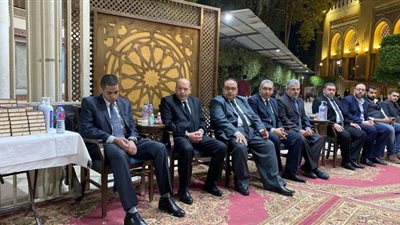 انهيار أحد أقارب الشاعر سامح العجمي في عزائه | فيديو