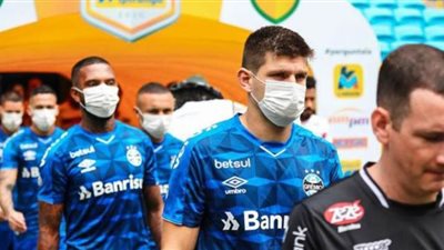لاعبو جريميو البرازيلى يعترضون على استمرار الدورى بارتداء 