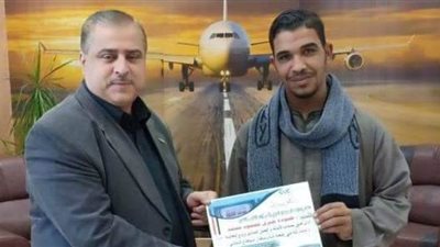 مطار سوهاج يكرم سائقًا أعاد حقيبة راكب تركها بالمطار