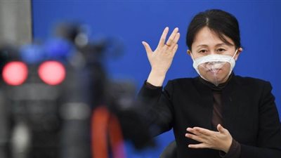 الصين تطلق كمامات خاصة لضعاف السمع | صور