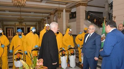 الخشت يلتقي فريق تعقيم جامعة القاهرة ويطالب باتخاذ كافة إجراءات الوقاية