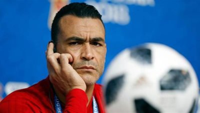 عصام الحضري يشارك في تحدي البقاء بالمنزل بالتدريب مع ابنته | فيديو