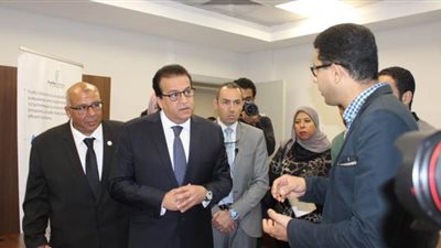 وزير التعليم العالي يتفقد مدينة العلوم لأبحاث وصناعة الإلكترونيات