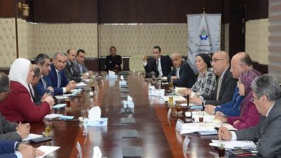 4 وزراء ومحافظ القاهرة يبحثون كيفية التعامل مع مشكلة الزرايب بمدينة ١٥ مايو