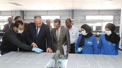 عمال المنطقة الصناعية بقفط يستقبلون محافظ قنا بالكمامة| صور