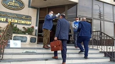بدر الدين للبترول تقيس درجة حرارة  الموظفين قبل الدخول لمواجهة كورونا