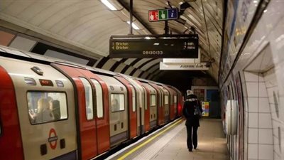 بريطانيا تتخذ إجراءات صارمة تشبه أوقات الحرب لمواجهة كورونا